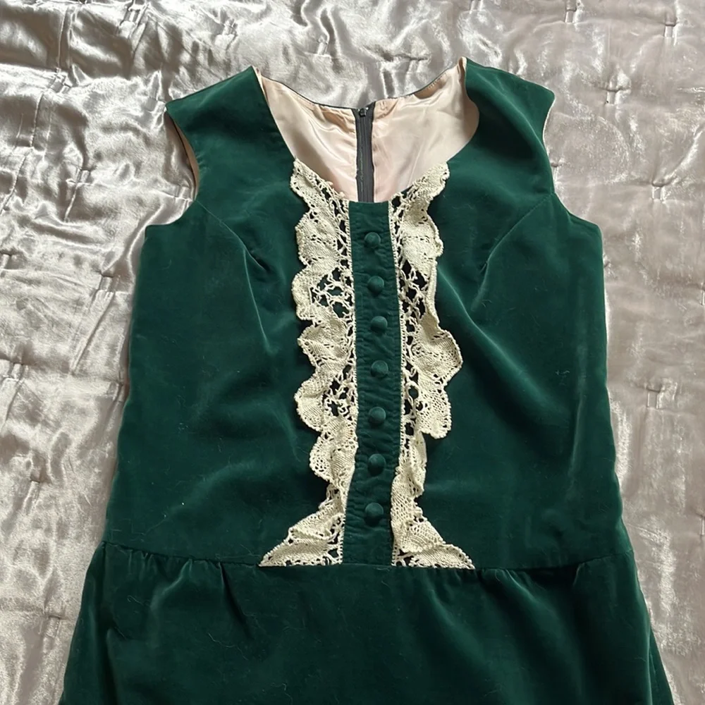Beautiful 1960’s green velvet dress with ruffled front zipper in back. - Picture 2 of 9